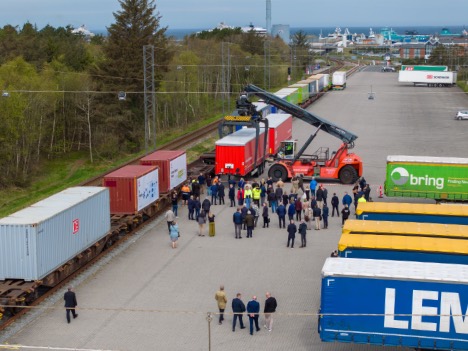 Godstog krte med trailere fra terminal i Hirtshals