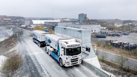 På vej nedad med tungt læst samler vogntoget energi til en fjerde tur