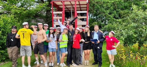 Tungvognscenter Nord uddeler roser til studentervogne