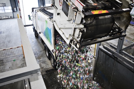 Ny fabrik i Fredericia skal håndtere tre millioner dåser og flasker - dagligt