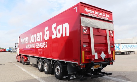 Trring-vognmand transporterer godset under isoleret tag p city-trailer