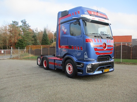 Vognmand i Bording har fet ny tre-akslet lastbil med stjerne