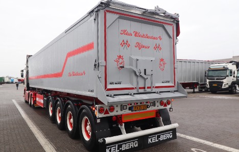 Trailer er bygget til at kunne transportere korn - og andet løst gods