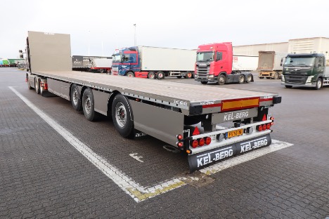 Tre-akslet sværlasttrailer er 15 meter lang