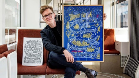 Ny plakat markerer tre år med letbanetog i Odense