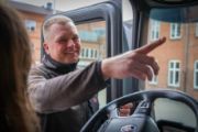 Lastbilchauffrer underviser elever i trafiksikkerhed 