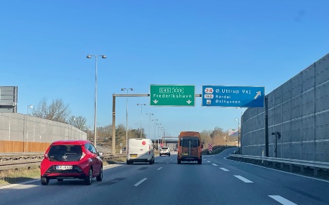 Bilister i Danmark er gode til at holde til hjre - hvis de selv skal sige det