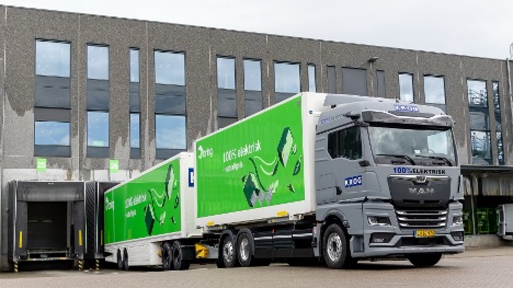 Pakkedistributør er først i Europa med nyt tungt elektrisk vogntog