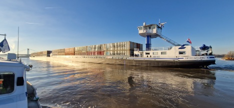 Fem 13-liters tilpassede lastbilmotorer driver indlandsfragtskib
