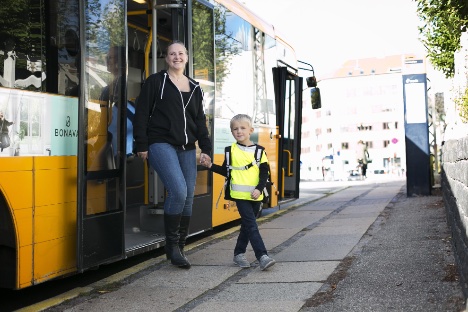 - Få børnene ud af bilerne