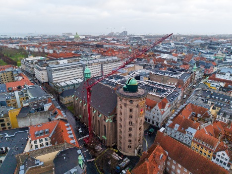 Mandag l�fter en kranf�rer kuplen ned fra Rundetaarn