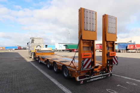 Entrepren�r tager maskinerne p� ny fire-akslet maskintrailer