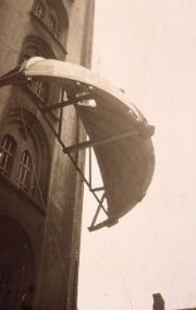 Mandag l�fter en kranf�rer kuplen ned fra Rundetaarn