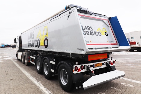 Entreprenørvognmand kører jord med mere med ny tre-akslet tip-trailer