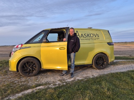 Specialtransporter bliver fulgt at elektrisk f�lgebil