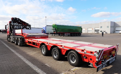 Tre-akslet maskintrailer har dobbelt udtr�k
