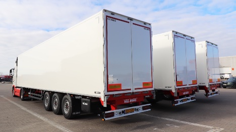 Tre trækkere fra transportvirksomhed fra Billund trak afsted med tre tre-akslede trailere