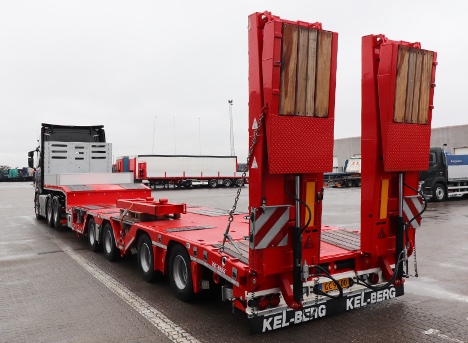 Fire-akslet maskintrailer med udtr�k f�r hjemsted p� Vestsj�lland