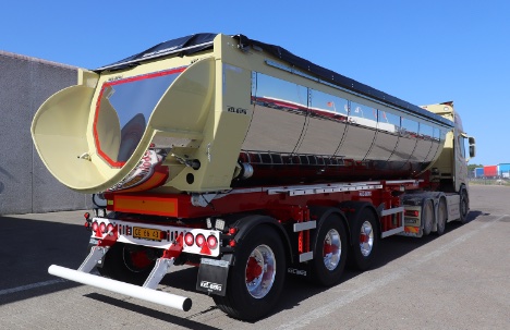 Asfalt-trailer har automatisk rullepresenning