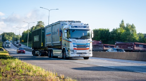 Elektrisk lastbil med kroghejs og p�h�ngsvogn k�rer 880 kilometer i d�gnet