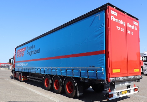 To tre-akslede gardintrailer skal tr�kkes med fragtmand i Vestjylland