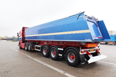 Tre-akslet city jord tiptrailer er leveret med automatisk rullepresenning
