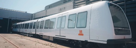 Det første af 34 metrotog har fået plads til flere passagerer